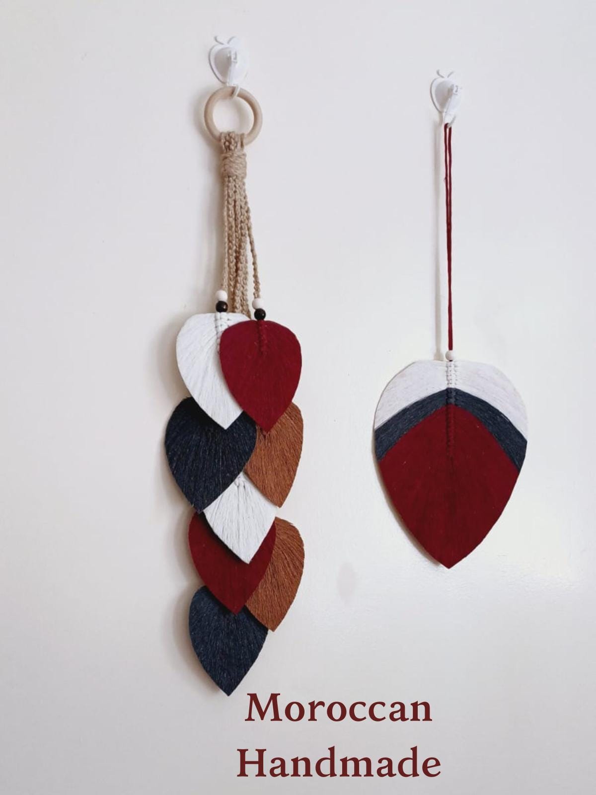 "Suspension murale feuille macramé artisanale – coton naturel et perle en bois, par Zaynah Maroc"
