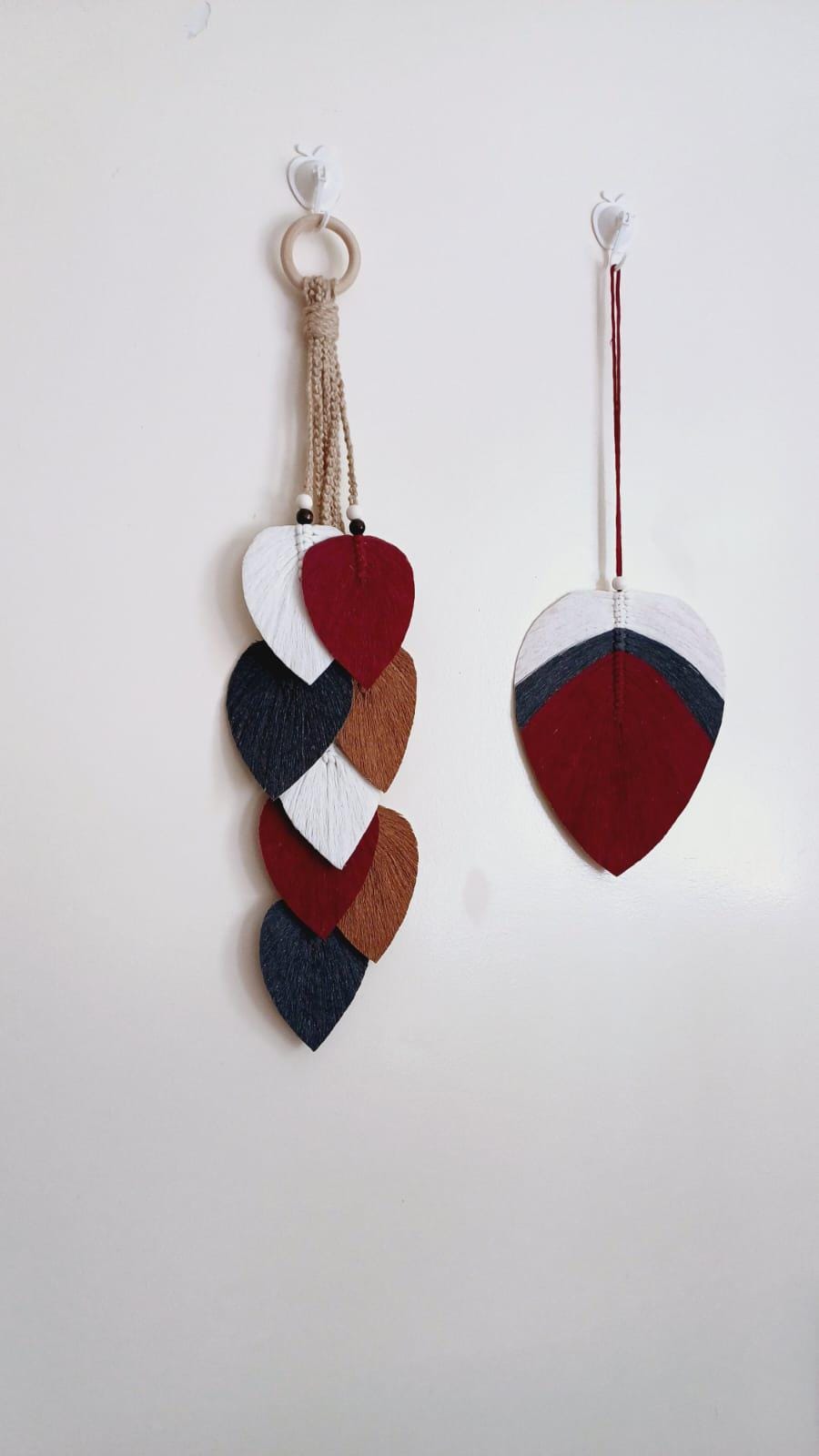 "Suspension murale feuille macramé artisanale – coton naturel et perle en bois, par Zaynah Maroc"